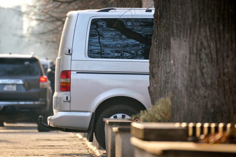 Honda Acty Van blanc stationné dans une rue japonaise