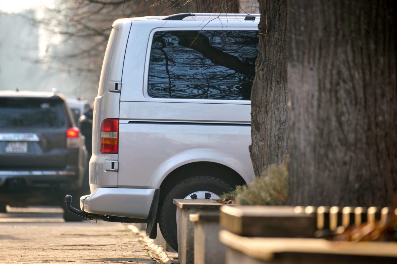 Honda Acty Van blanc stationné dans une rue japonaise